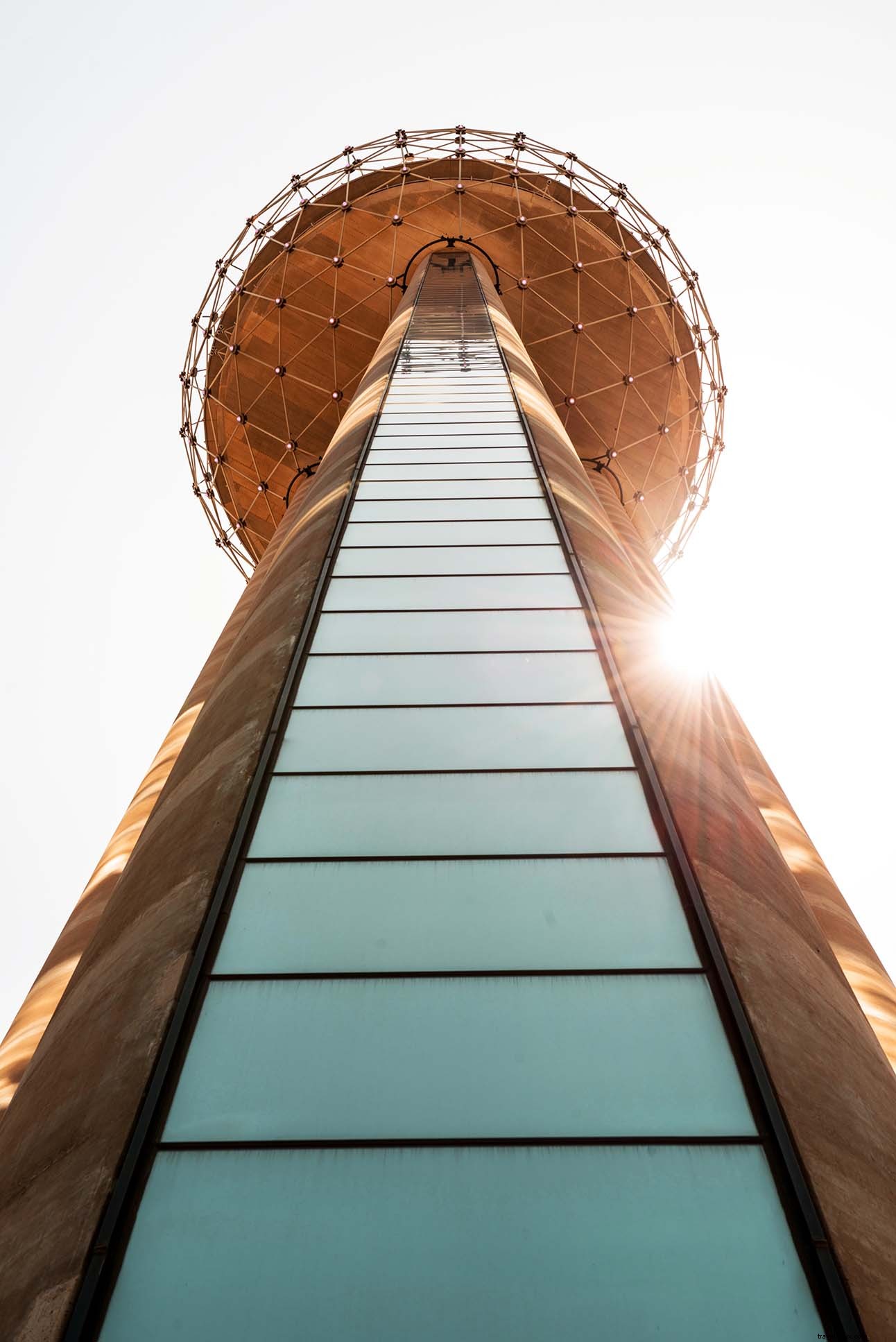 Vai in alto all interno dell iconica Reunion Tower di Dallas 