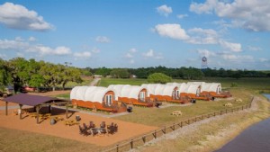 Família Glamping no Westgate River Ranch Resort and Rodeo 