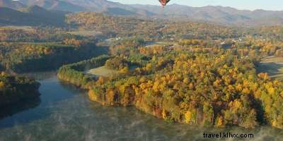 アッシュビルの秋の色の美しい空中写真を見る 