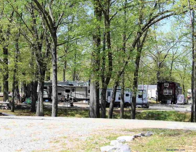 Parc de camping-cars et marina au bord de l eau 