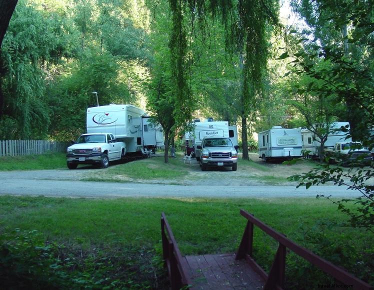 Cabañas Creekside y parque de casas rodantes 