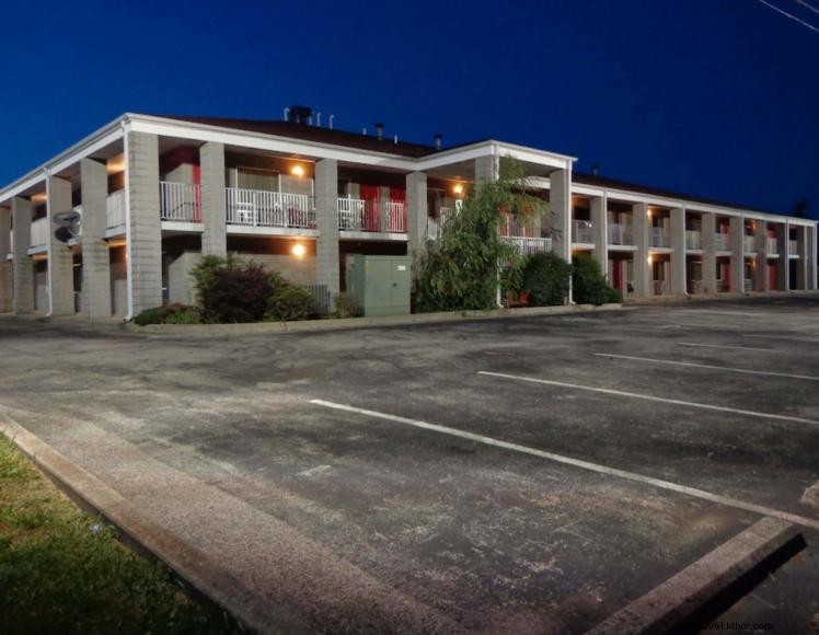 Campton Parkway Inn 