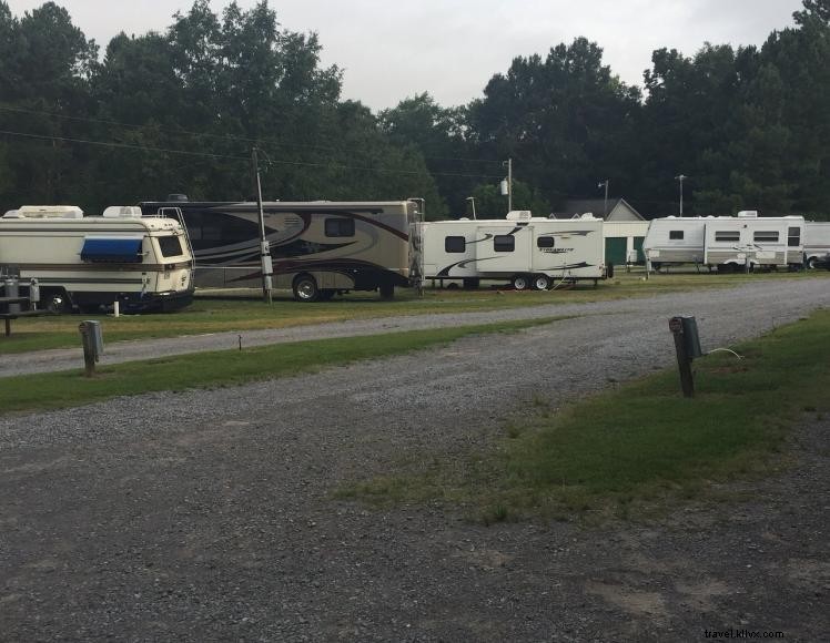 Parc de camping-cars avec vue sur la campagne 