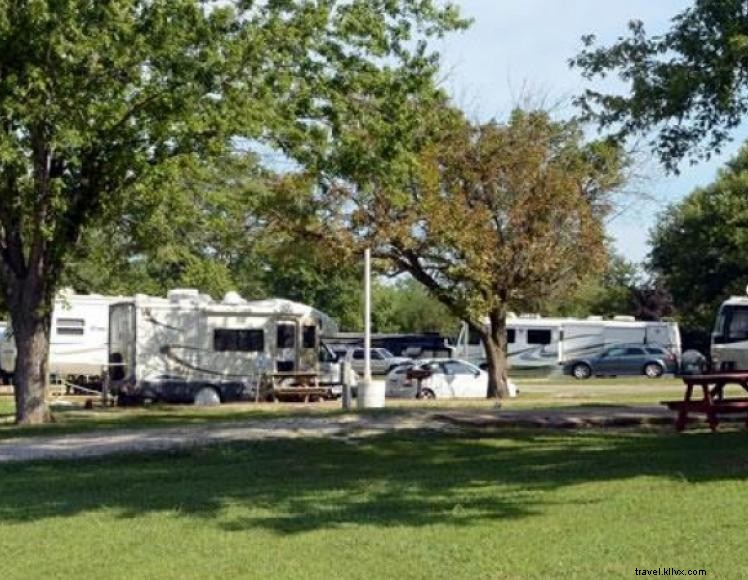 Centre de villégiature Diamond Caverns, Terrain de camping et club de golf 