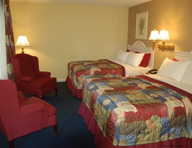 Golden Manor Inn and Suites 