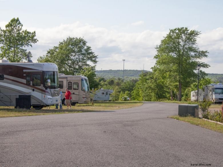 Camping y parque de casas rodantes de montaña escénica 