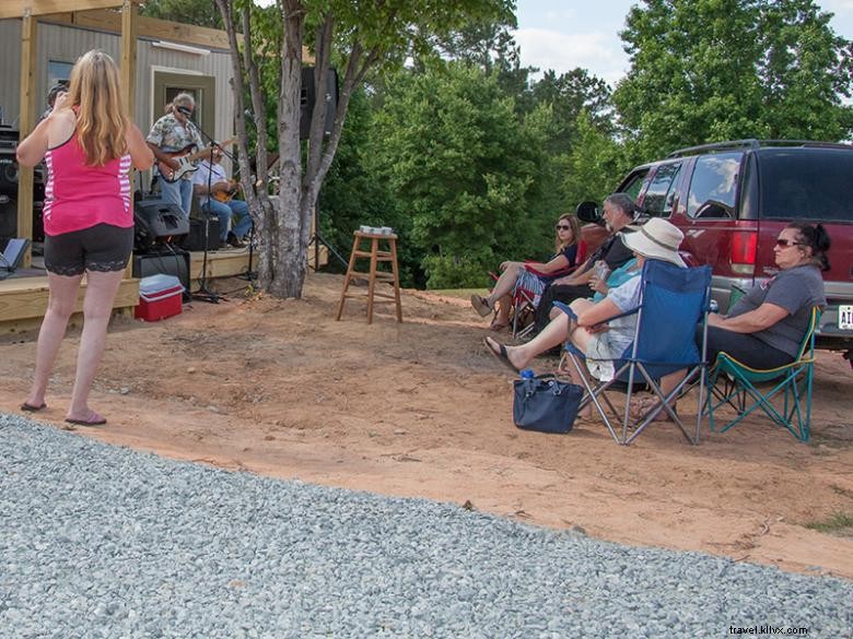 Camping y parque de casas rodantes de montaña escénica 