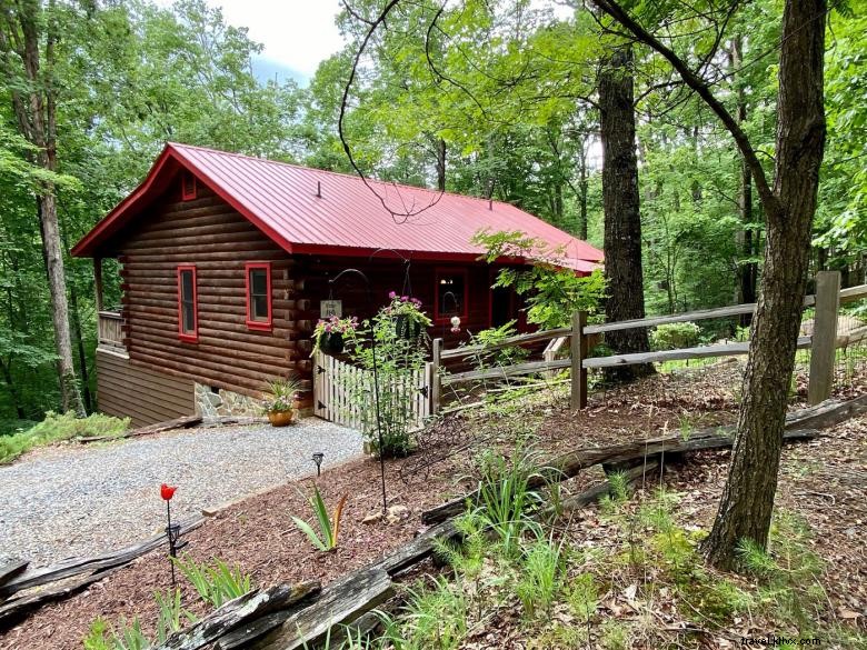 Casa de campo con techo rojo 