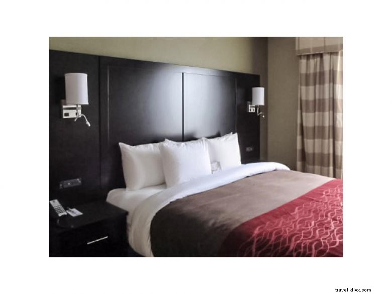 Comfort Inn &Suites Near Six Flags 