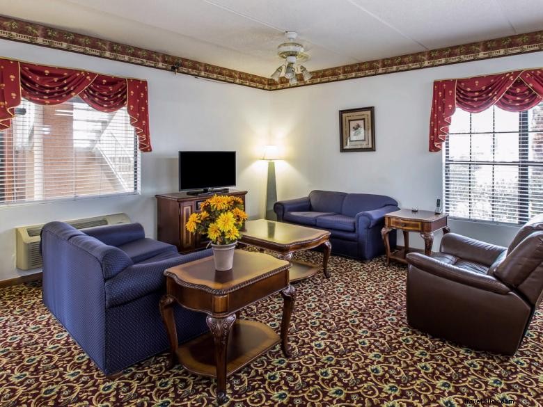 Econo Lodge Inn &Suites - Albany 