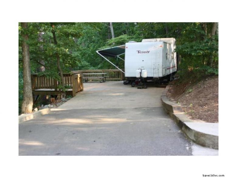 Terrain de camping de la montagne des poupées 