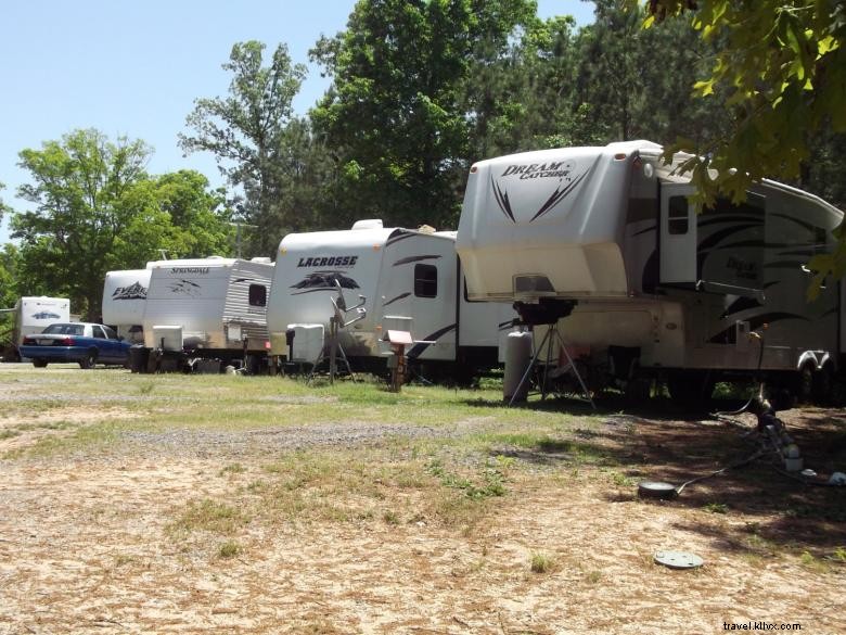 Le terrain de camping Rock et le parc de camping-cars 