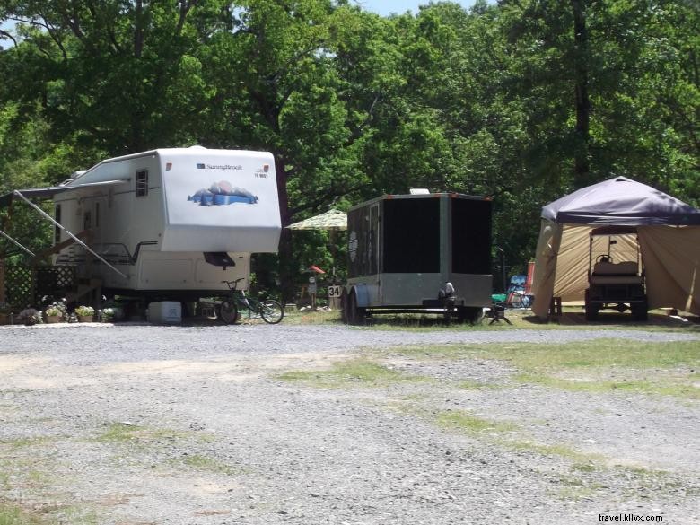 Le terrain de camping Rock et le parc de camping-cars 