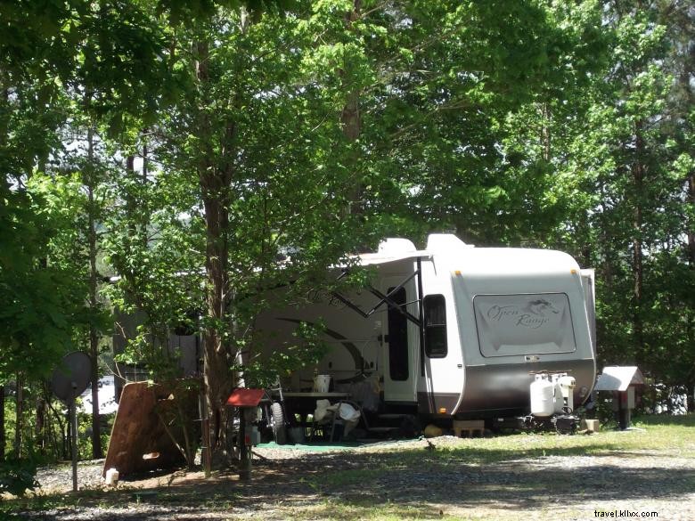 Le terrain de camping Rock et le parc de camping-cars 