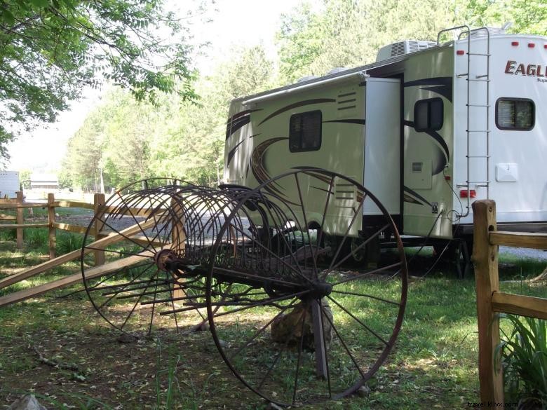 Le terrain de camping Rock et le parc de camping-cars 