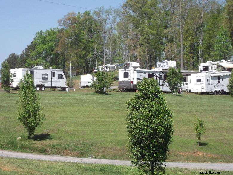 Le terrain de camping Rock et le parc de camping-cars 