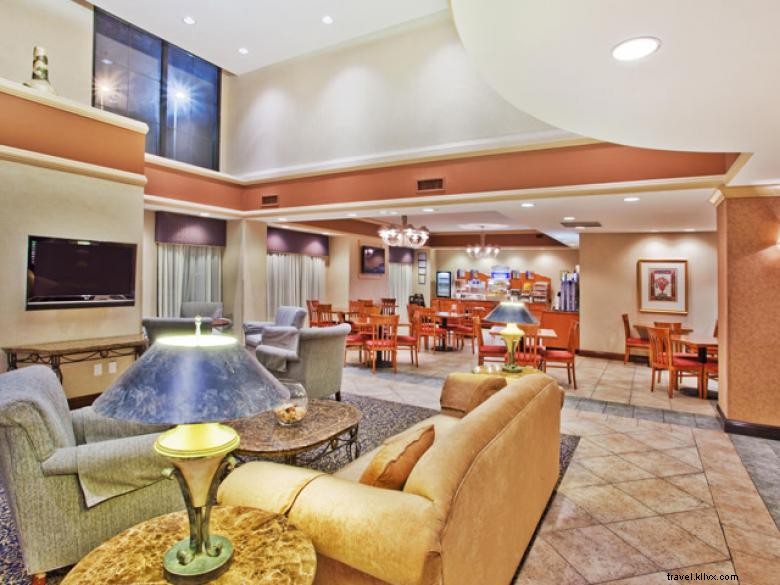 Área de shopping do Holiday Inn Express &Suites Atlanta N-Perimeter 