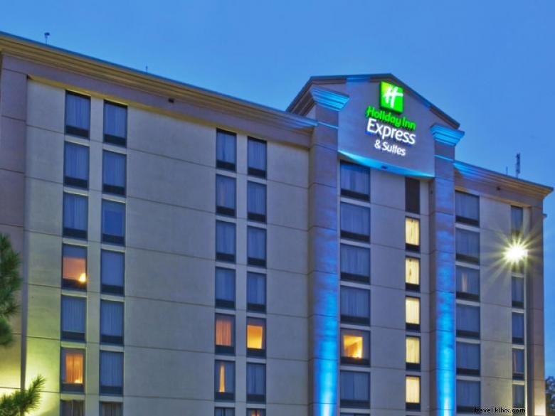 Área de shopping do Holiday Inn Express &Suites Atlanta N-Perimeter 