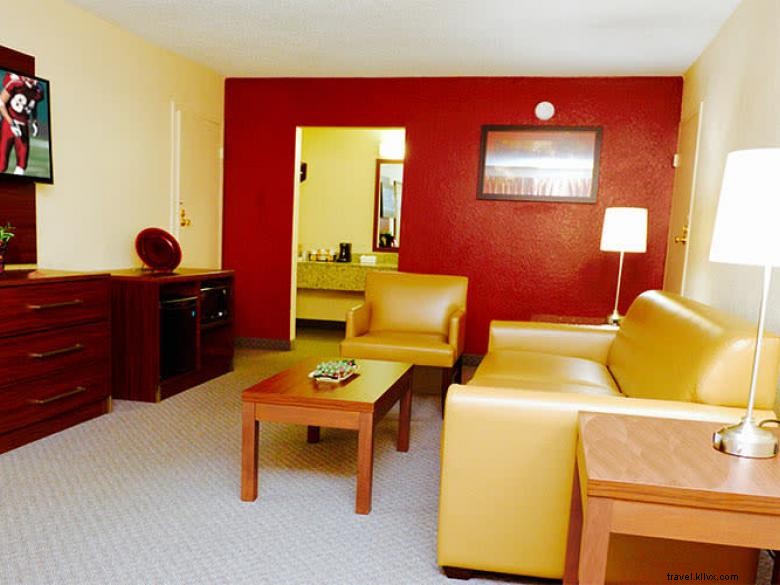 Red Roof Inn &Suites Commerce - Athena 