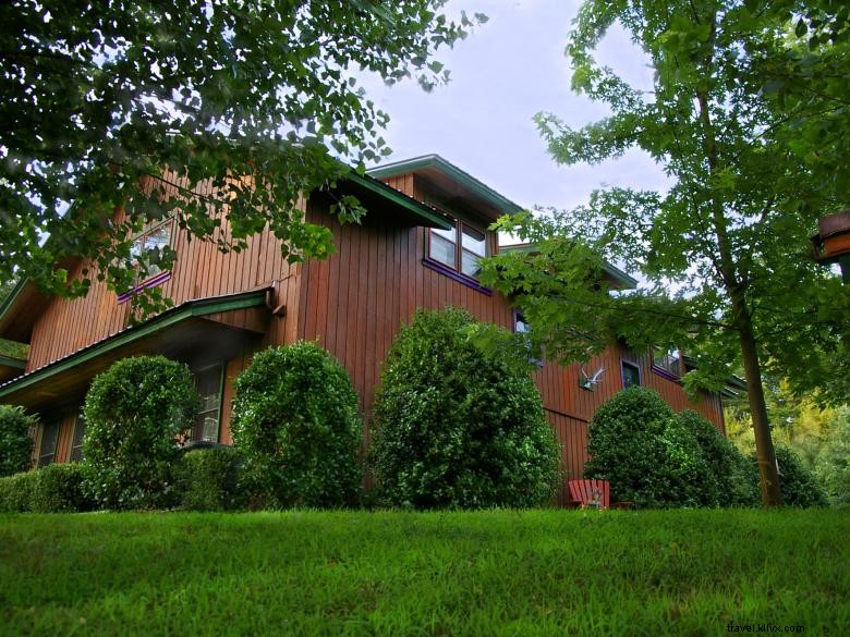 Cedar House Inn &Yurts 