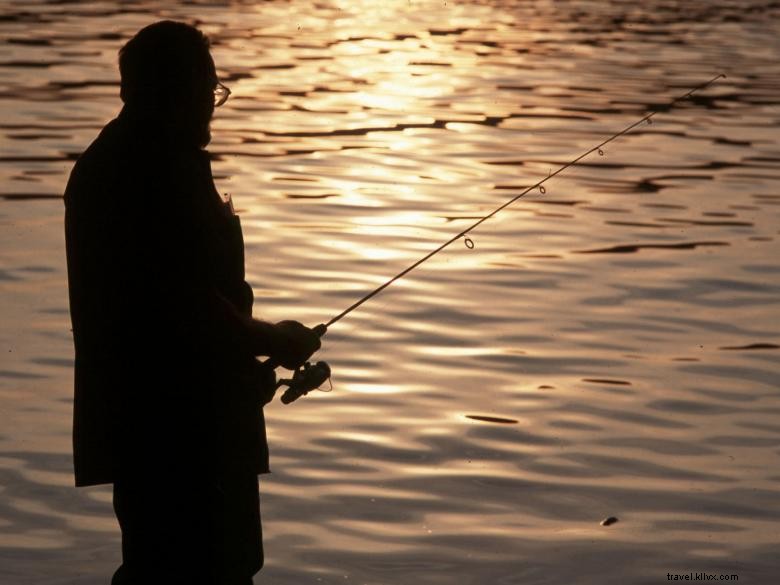 Área de recreação nas montanhas rochosas e pesca pública 