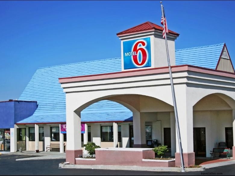 Motel 6 Calhoun 