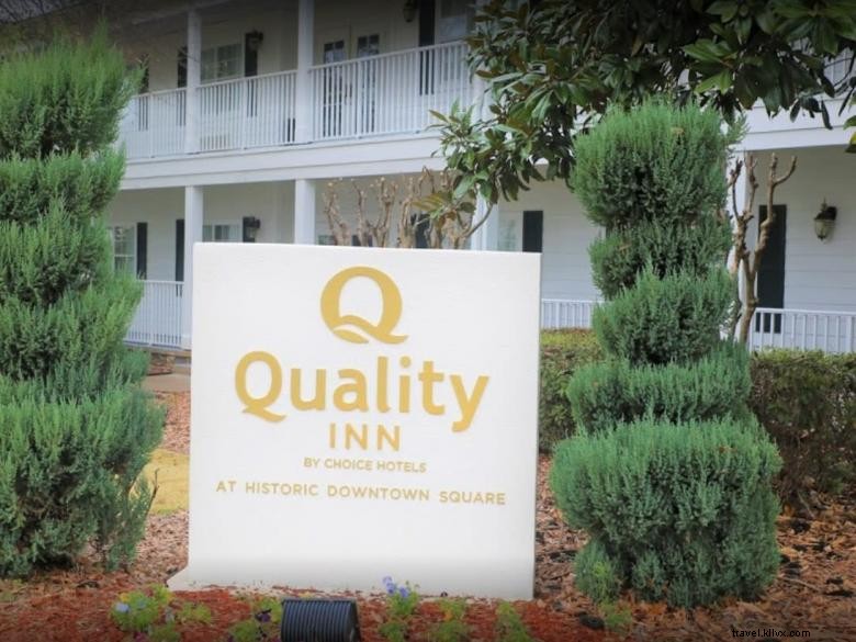 Quality Inn Fayetteville vicino a Piazza del centro storico 