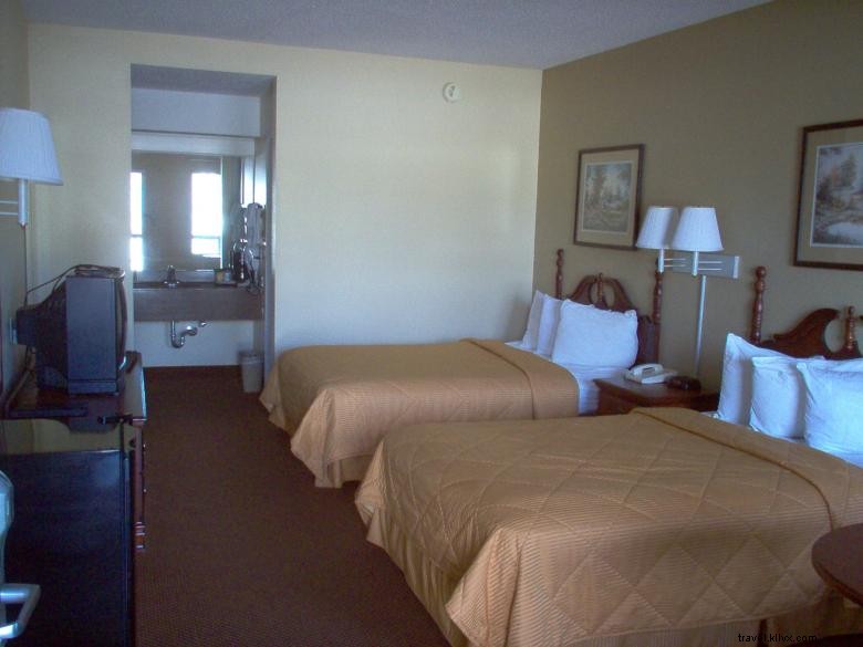 Days Inn &Suites by Wyndham Savannah Midtown 