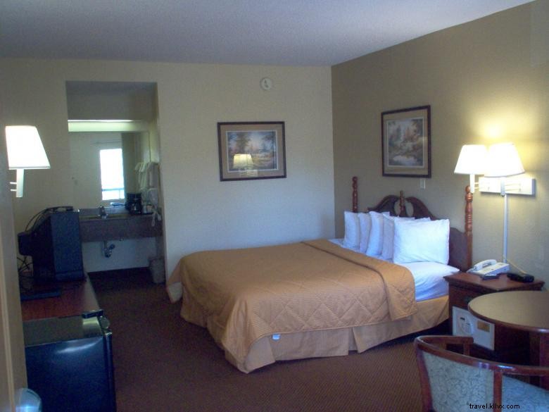 Days Inn &Suites by Wyndham Savannah Midtown 