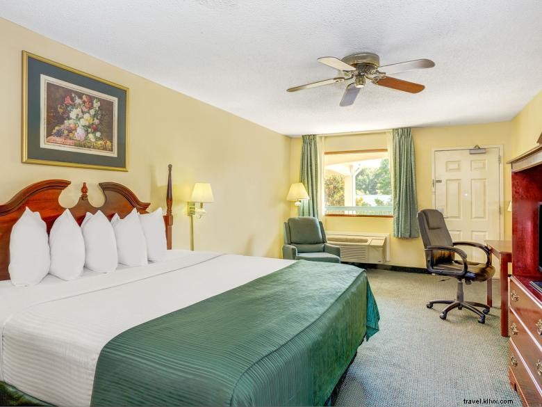 Days Inn &Suites by Wyndham Peachtree City 