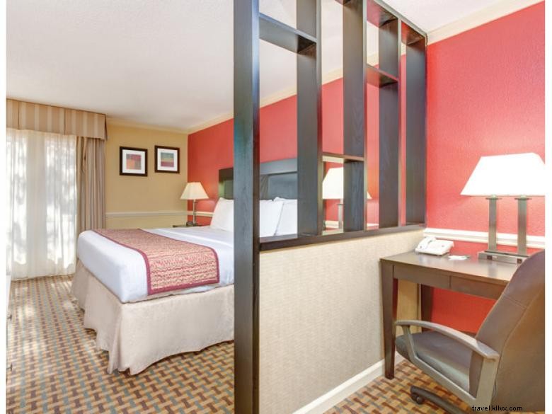 La Quinta Inn &Suites Atlanta Airport South 