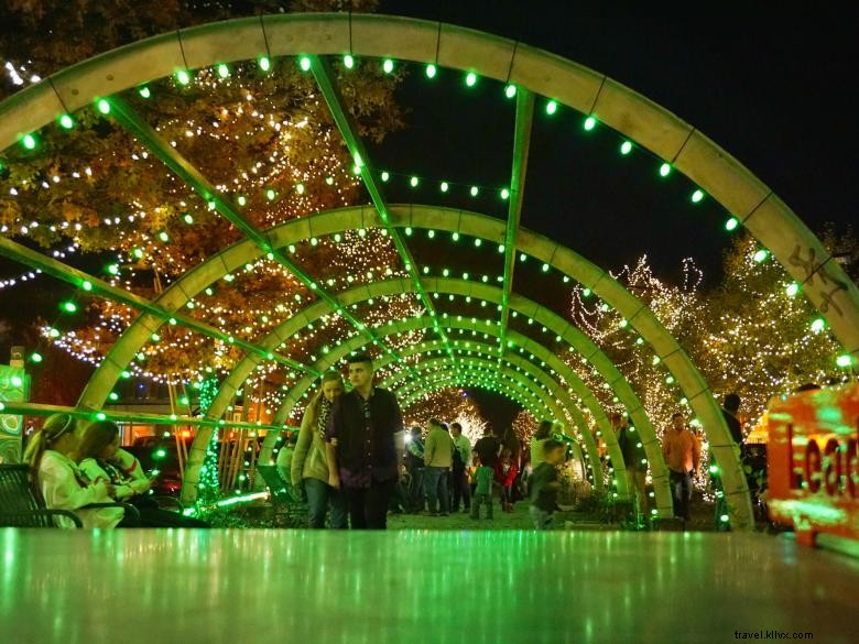 Stravaganza dello spettacolo di luci di Natale sulla strada principale 