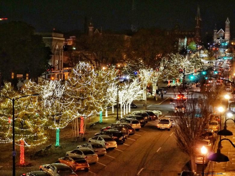 Stravaganza dello spettacolo di luci di Natale sulla strada principale 