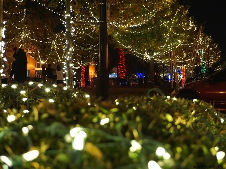 Stravaganza dello spettacolo di luci di Natale sulla strada principale 