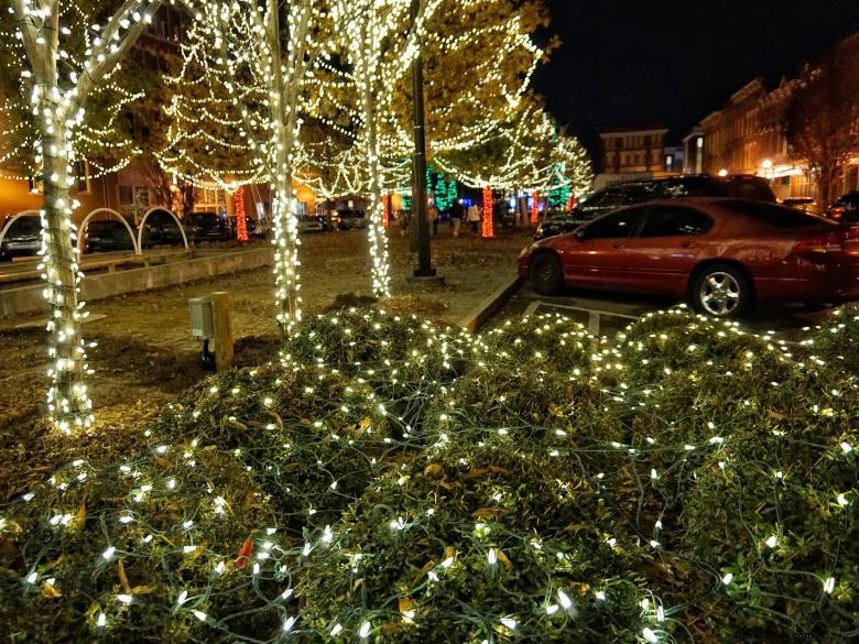 Stravaganza dello spettacolo di luci di Natale sulla strada principale 