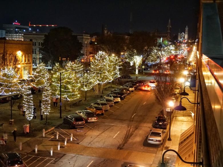 Stravaganza dello spettacolo di luci di Natale sulla strada principale 