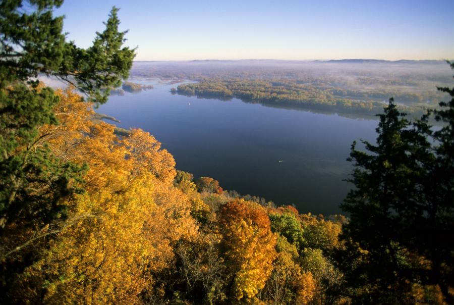 Camping y senderismo a lo largo del río Mississippi en el parque estatal Great River Bluffs 