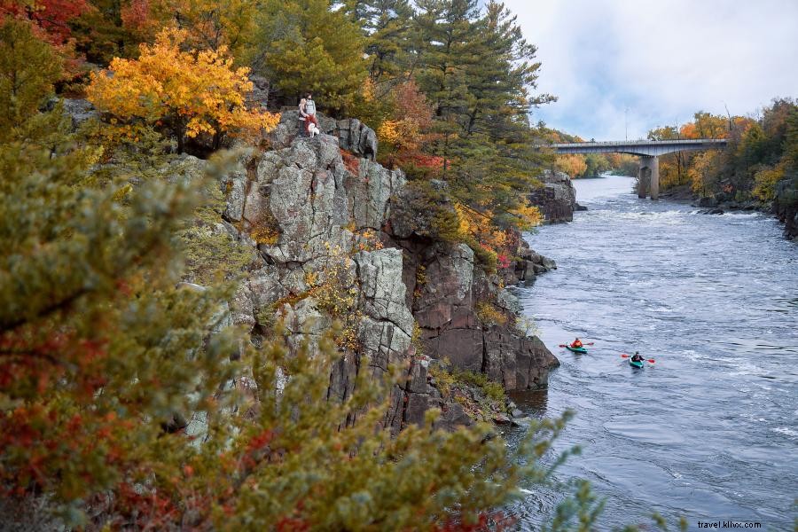 Canoë, Camp &Color Watch le long de la rivière Sainte-Croix 