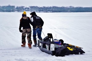ミネソタで氷上穴釣りを受け入れる 