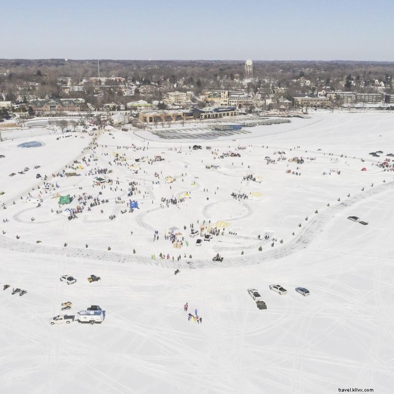 Abbraccia la pesca sul ghiaccio in Minnesota 