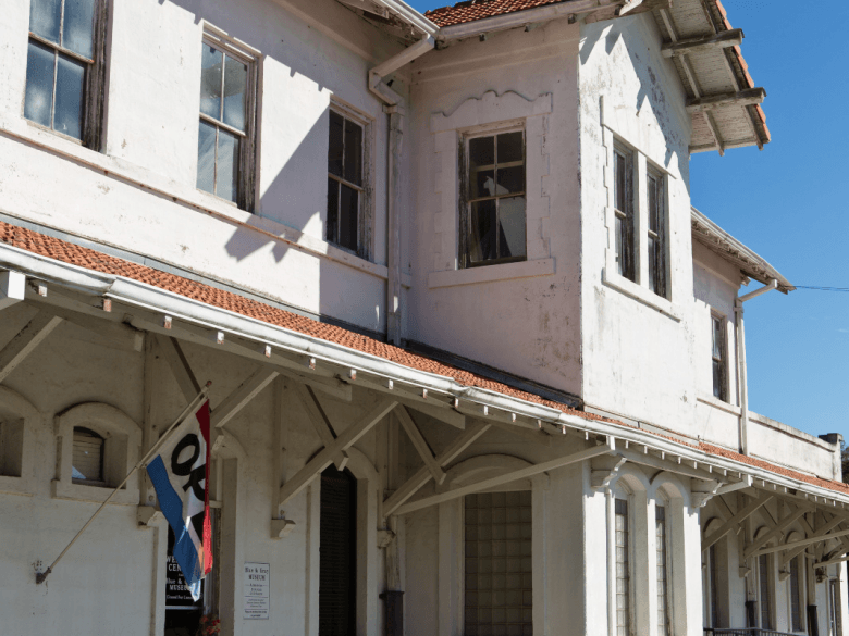 Museum Biru &Abu-abu Fitzgerald 