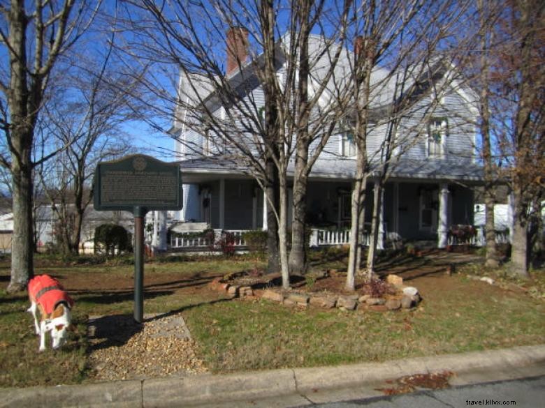 Loudermilk Boarding House et tout Elvis Museum 