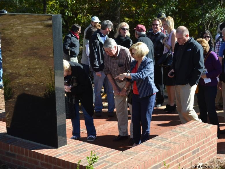 Caminhada pelo Memorial dos Veteranos de Johns Creek 