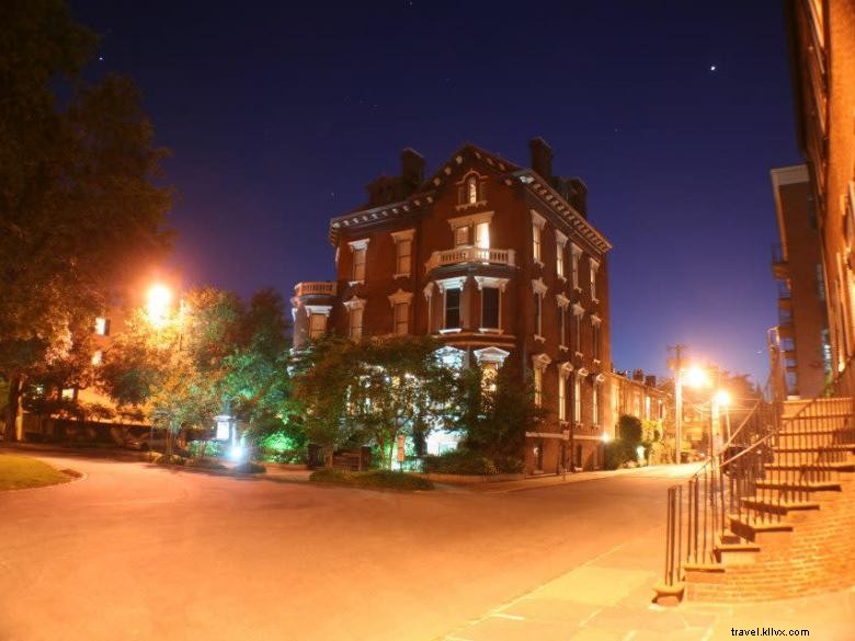 Savannah Haunted History Ghost Tour / Cobblestone Tours 