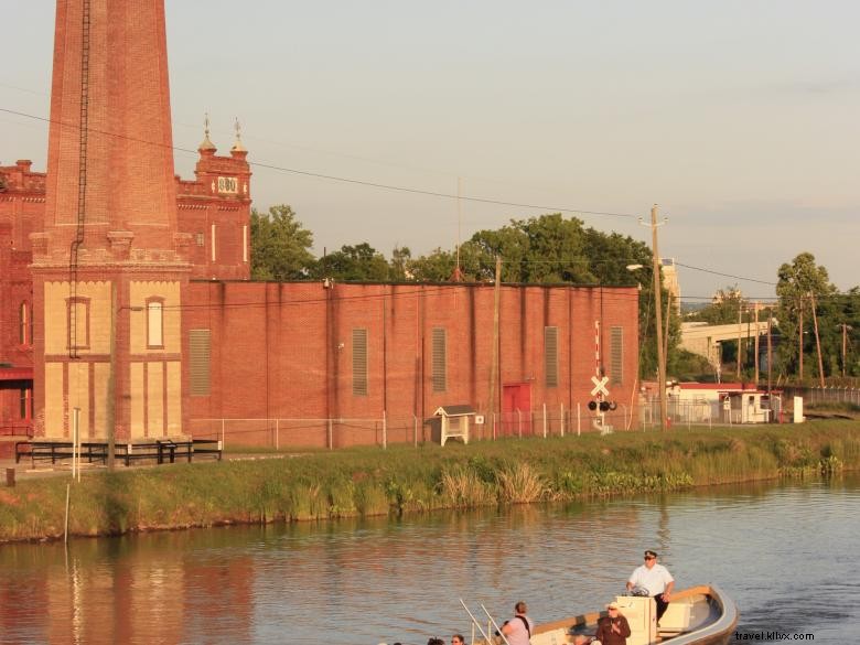 Centre de découverte du canal d Augusta et excursions en bateau à Saint-Pétersbourg 