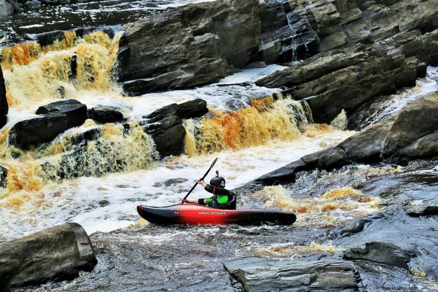 Tutti a bordo per un avventura di rafting sul fiume nel nord-est del Minnesota 