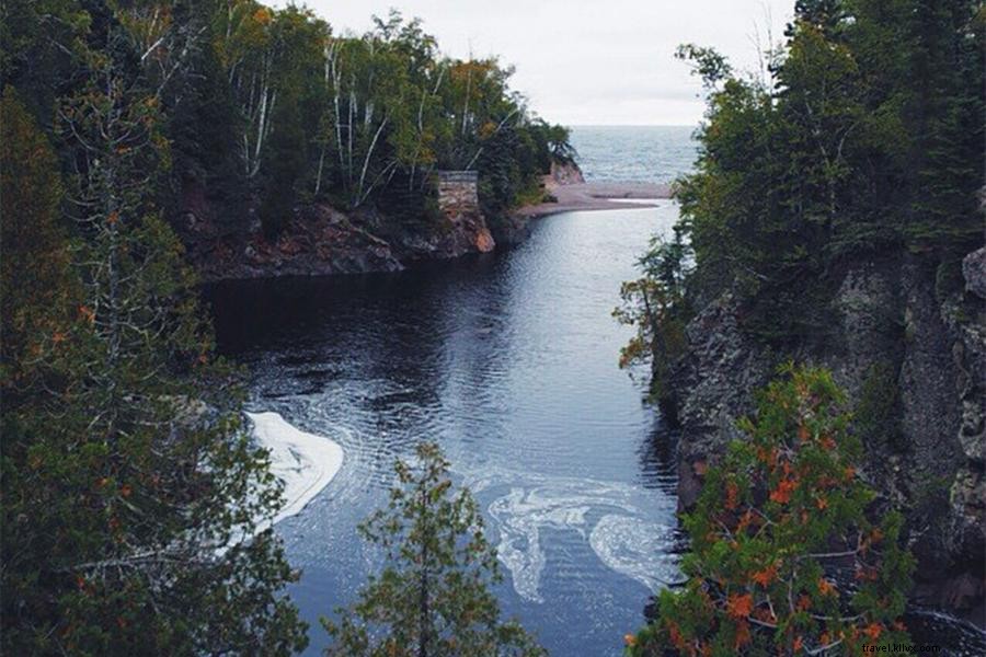 Tutti a bordo per un avventura di rafting sul fiume nel nord-est del Minnesota 