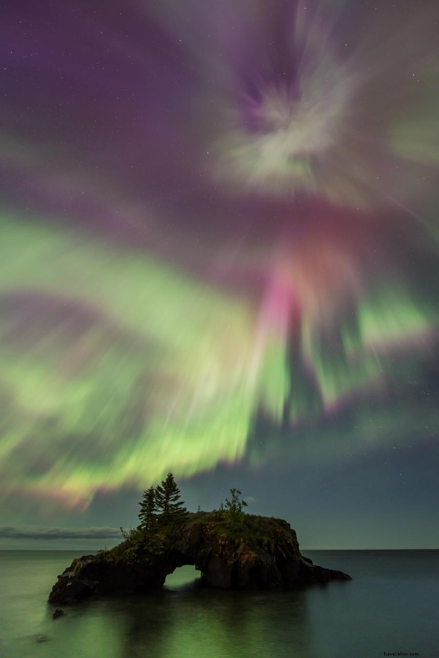 Le ciel stellaire et les aurores boréales illuminent l État de l étoile du Nord 