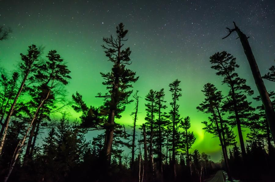 Le ciel stellaire et les aurores boréales illuminent l État de l étoile du Nord 