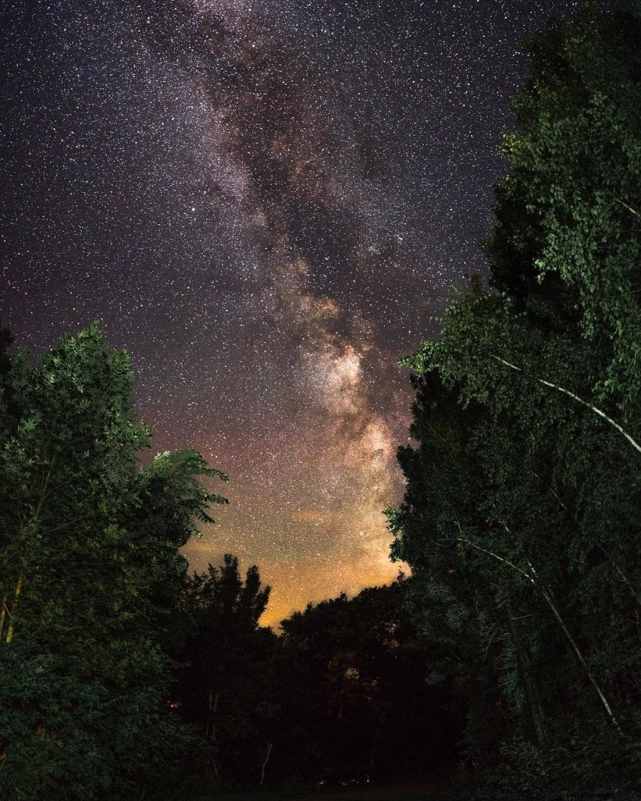 Cieli stellari e aurora boreale illuminano lo stato della stella polare 